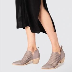 New Dolce Vita Bianca Nubuck
Perforated Taupe Booties. Sz 6